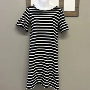 J. Crew Black &amp; White Striped T- Shirt Dress w/ Ruffled Puff Sleeves- Small