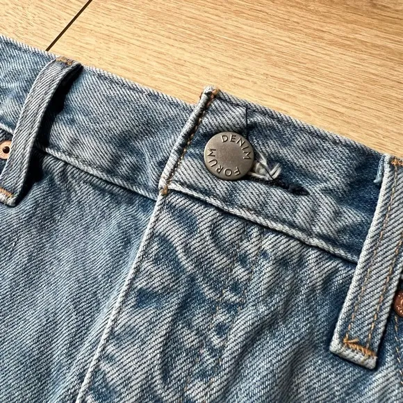 *Like NEW* DENIM FORUM - 90s Halle Light Wash Denim Midi