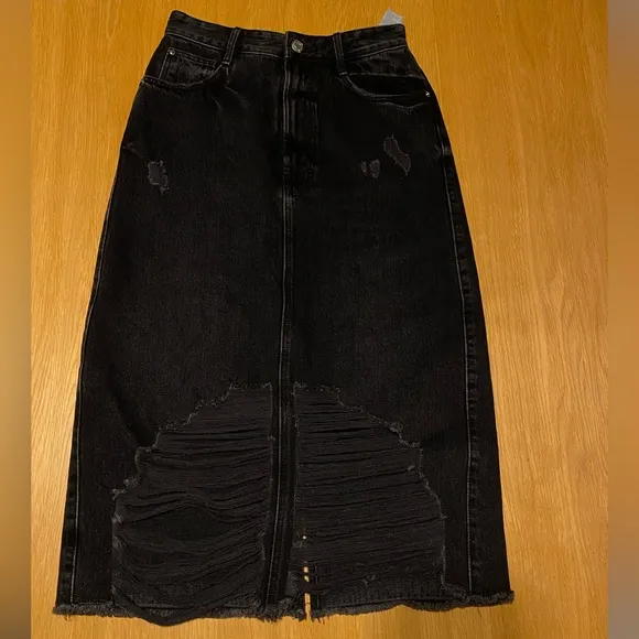NWT: Zara DENIM MIDI SKIRT 🌸