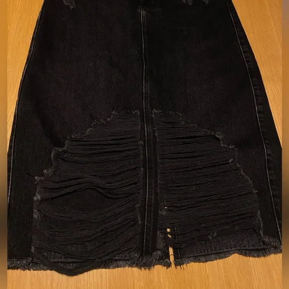 NWT: Zara DENIM MIDI SKIRT 🌸