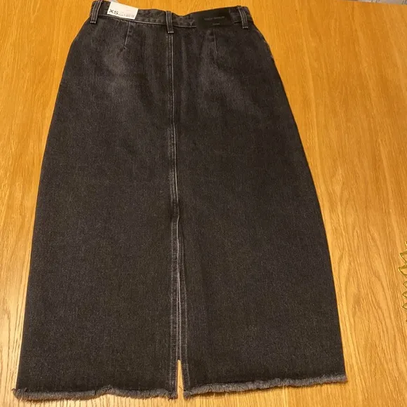 NWT: Zara DENIM MIDI SKIRT 🌸