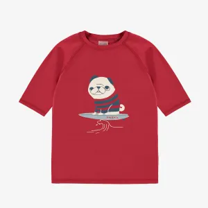 T-shirt de bain à manches courtes rouge avec illustration de chien surfer, enfant || Red short sleeves swimming t-shirt with surf dog illustration, child