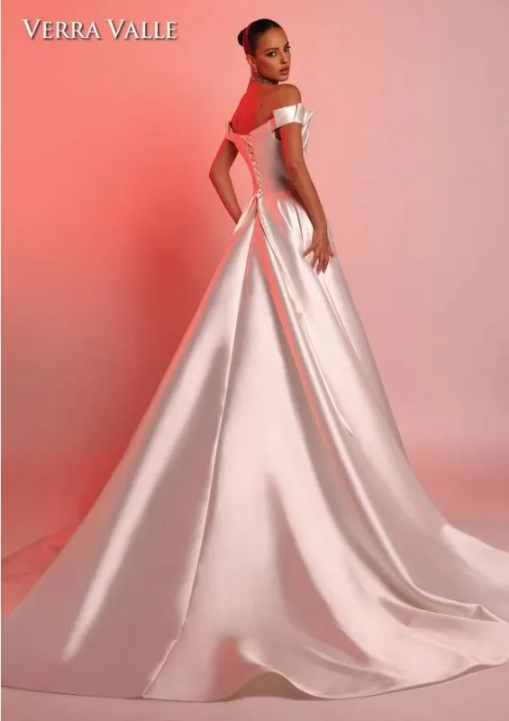 Verra Valle Size 12 900355 Ivory Gown