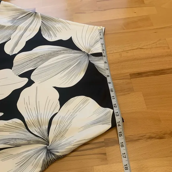 White House Black Market 100% silk A-line mini skirt size 0