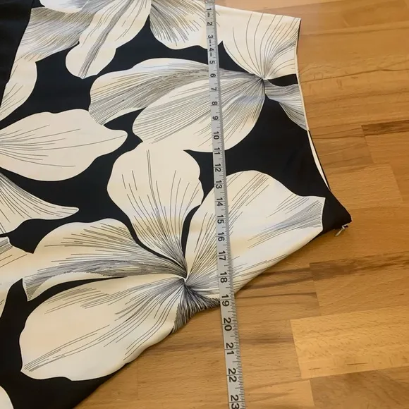 White House Black Market 100% silk A-line mini skirt size 0